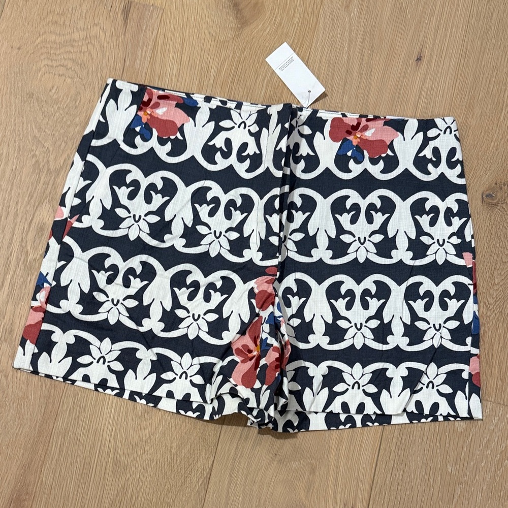 NWT LOFT Navy and White Floral Pattern Riviera Women’s Shorts 4” Inseam, size 8